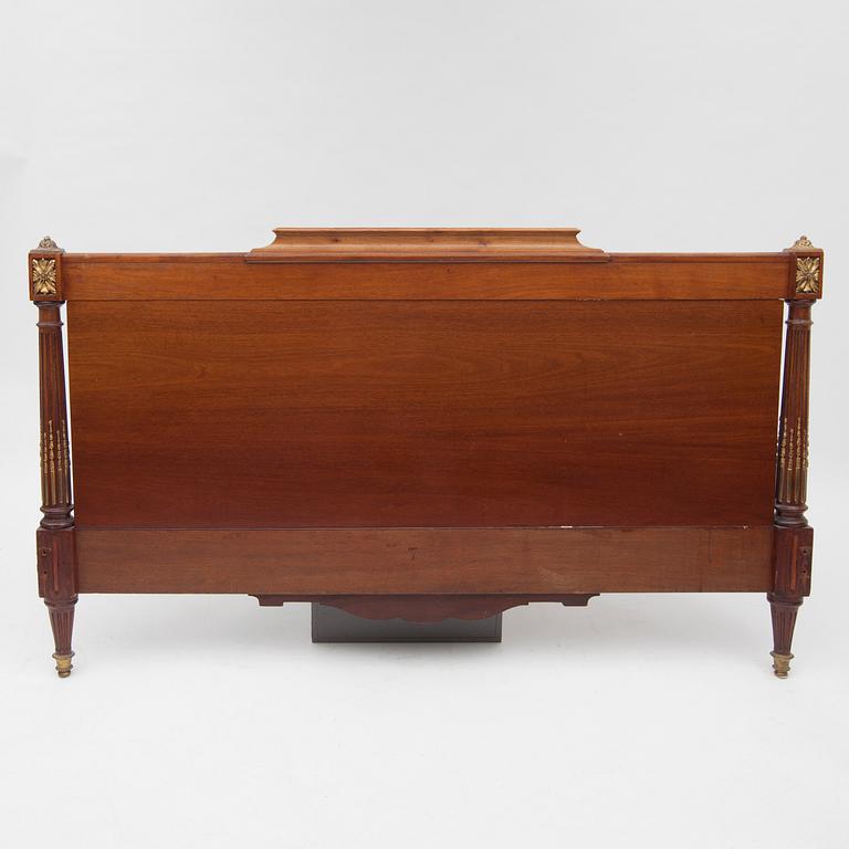SÄNG, Louis XVI-stil, 1900-talets första hälft.