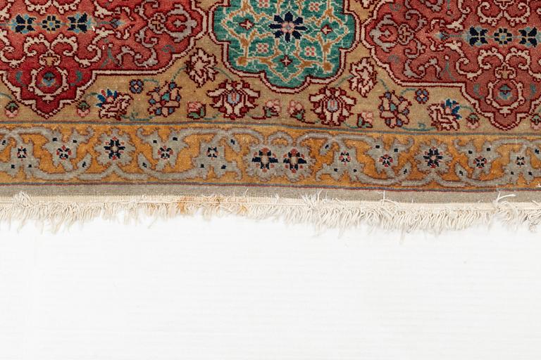 A carpet, semi-antique, Tabriz, ca 298 x  228 cm.