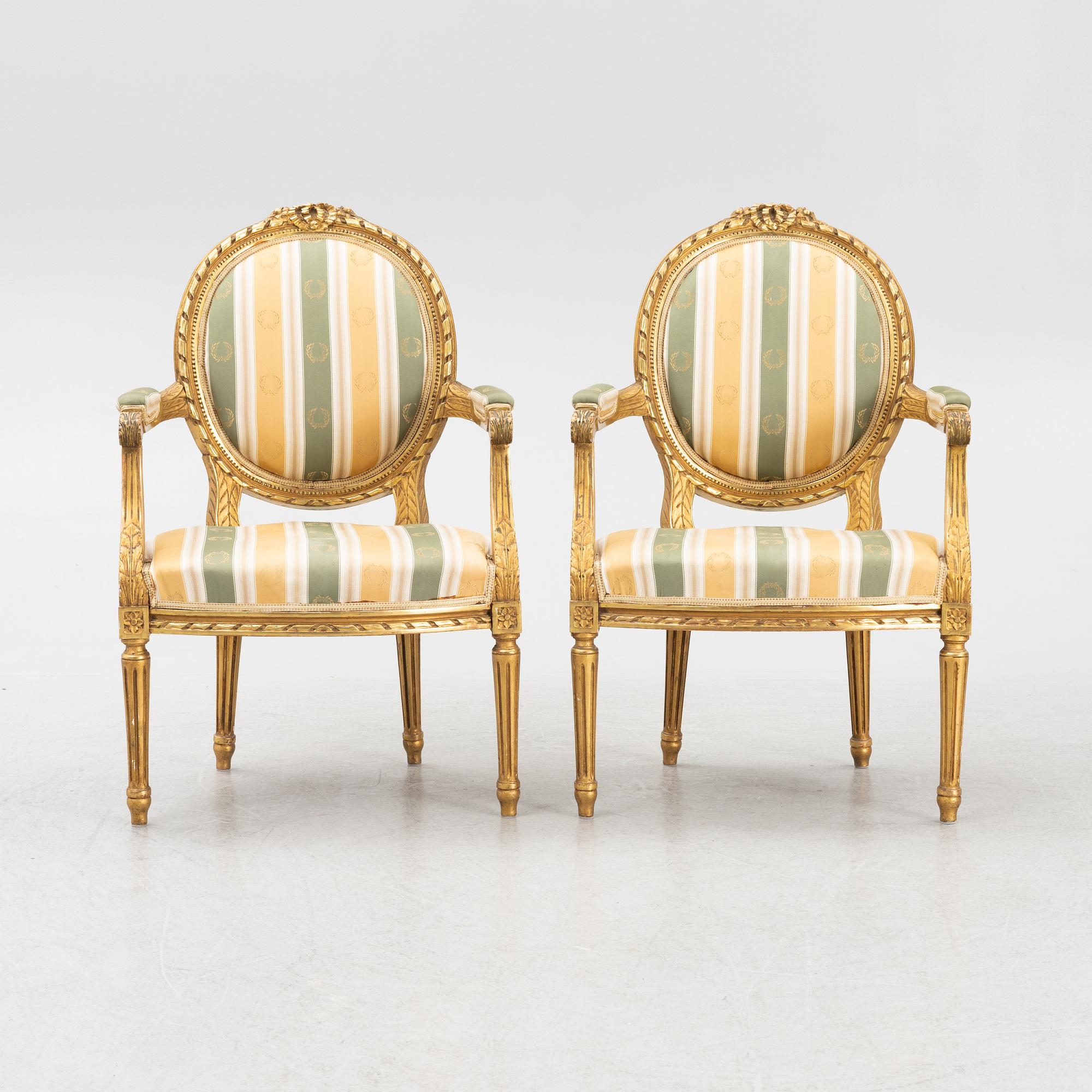 Karmstolar, ett par, gustaviansk stil, 1900-talets första hälft.