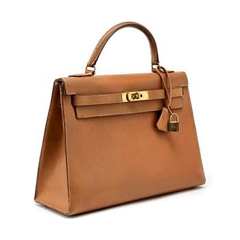 388. HERMÉS, a beige leather bag, "Kelly 32".