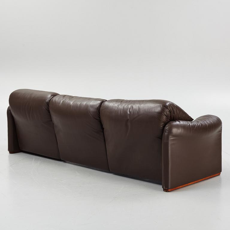 A Vico Magistretti leather sofa, "Maralunga" Cassina, Italy 20th century latter part.