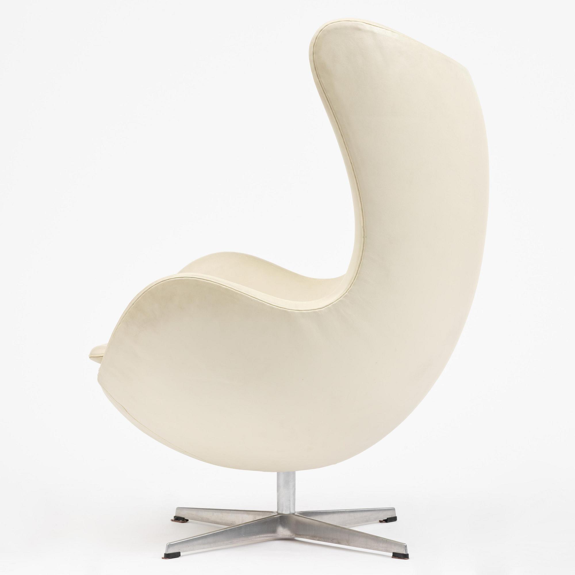 Arne Jacobsen, an "Egg" armchair, Fritz Hansen, Denmark, 2006.