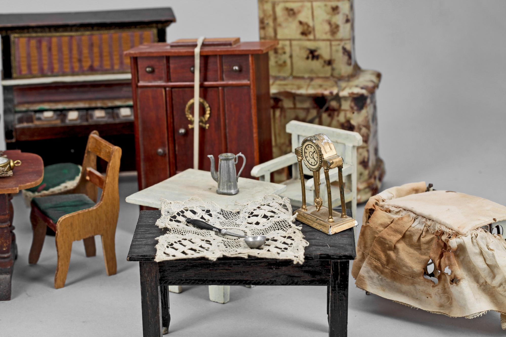 DOCKSKÅP, med möblemang, 1800/1900-tal.