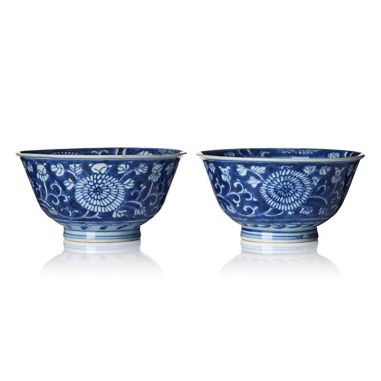 A pair of blue and white reverse decorated floral bowls, Qing dynasty, Kangxi (1662-1722).
