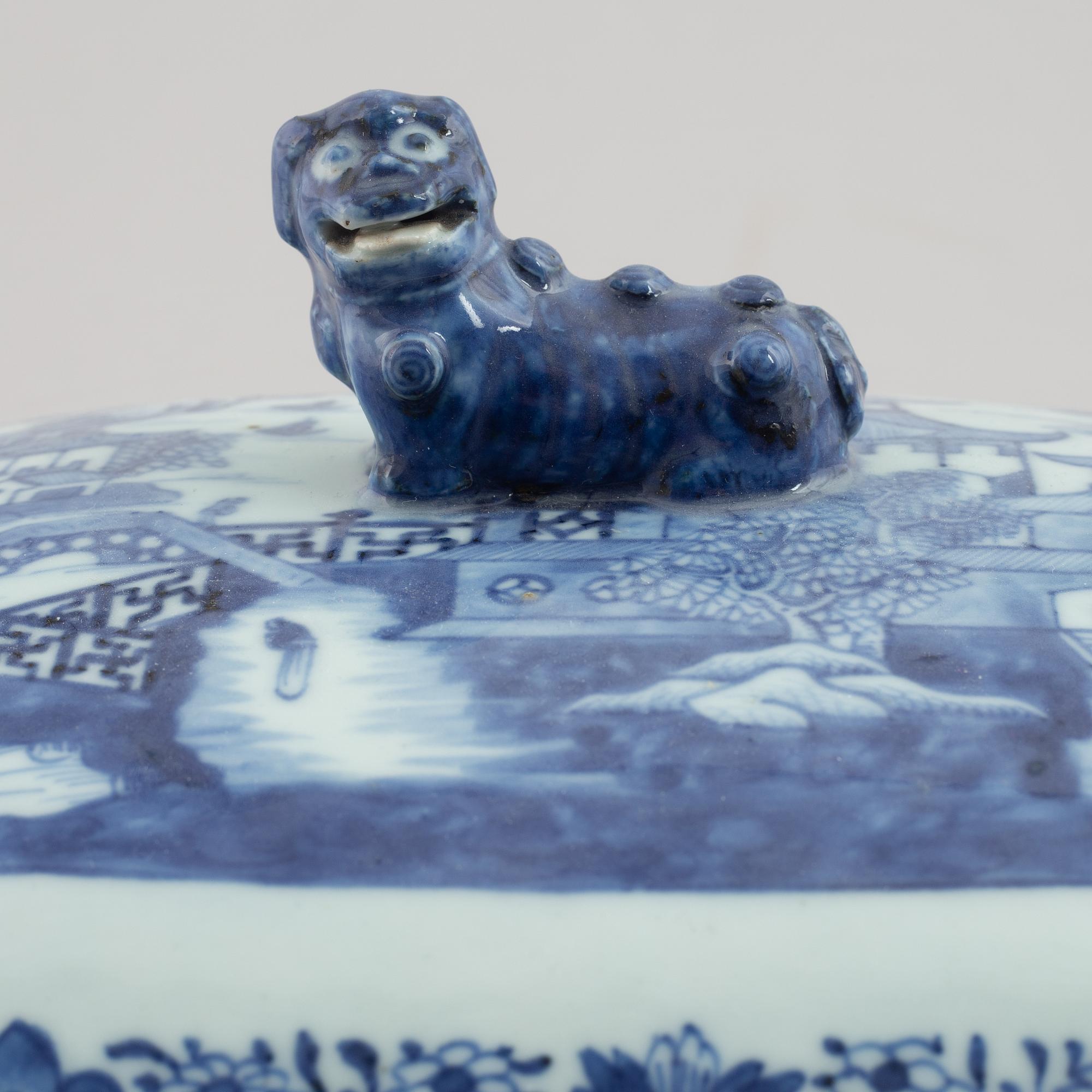 A blue and white tureen with cover and stand, Qing dynasty, Qianlong (1736-95).