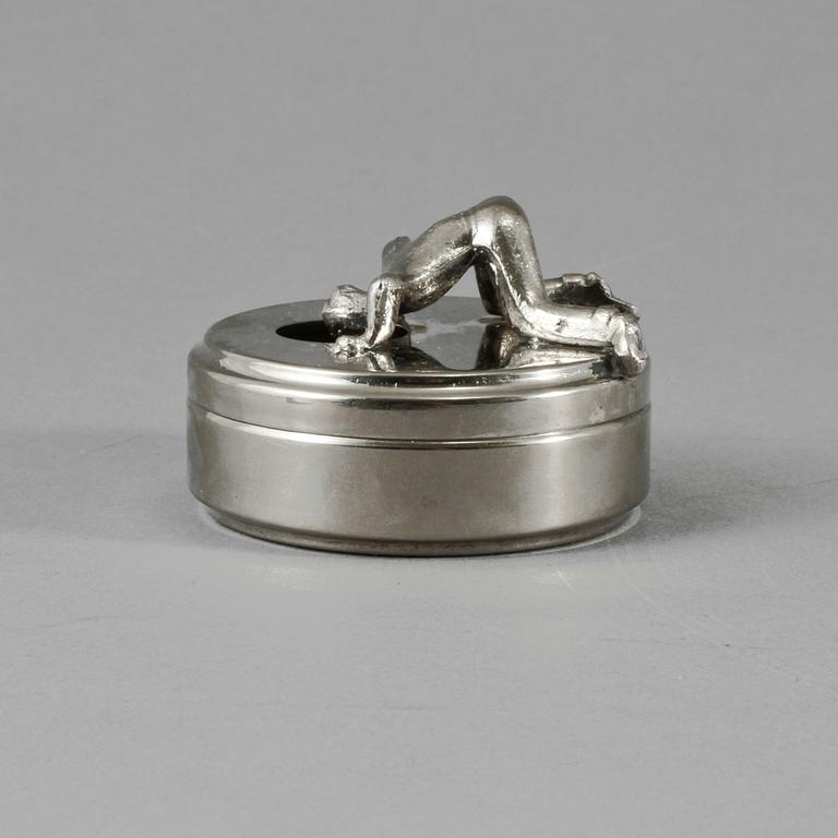 MANSCHETTKNAPPSASK, vitmetall, 1900-talets andra hälft.