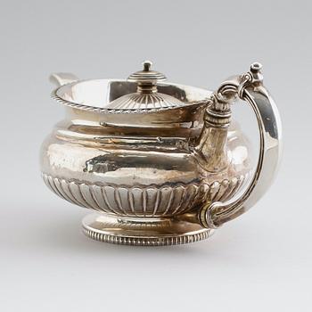 TEKANNA, silver, Alice & George Burrows, London 1816. Vikt ca 685 gram.