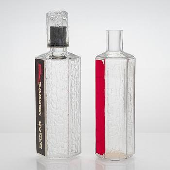 Timo Sarpaneva, prototyyppejä, pulloja 4 kpl ja snapsilaseja, 6 kpl valmistettu Karhulan/Iittalan lasitehtaalla 1976.