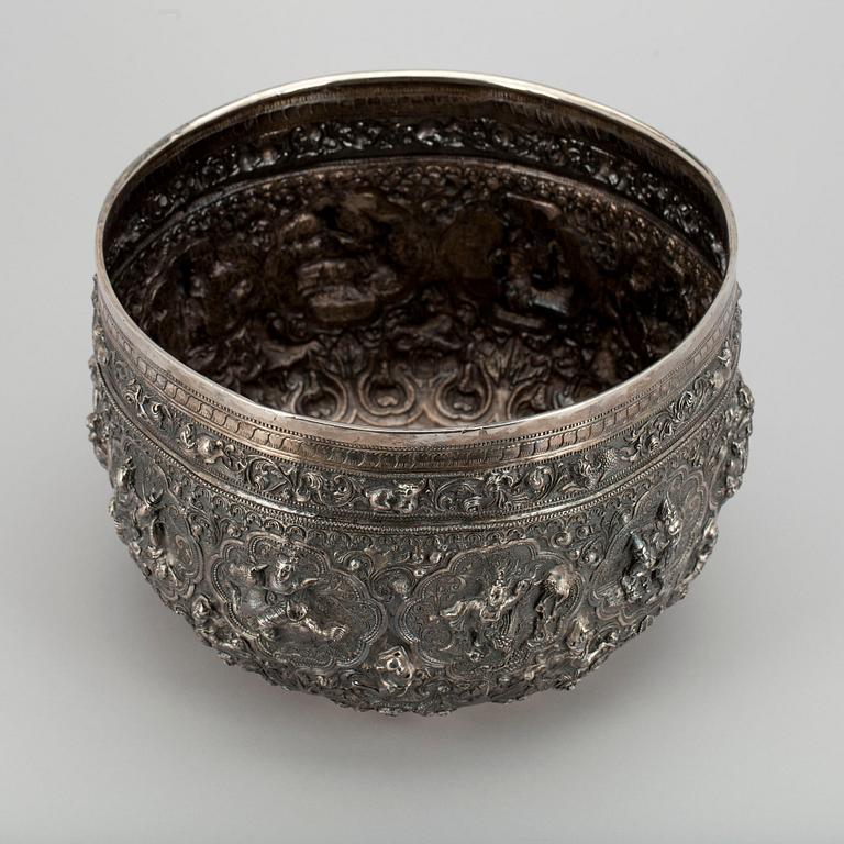 SKÅL, silver, troligen Indien. 1900-talets första hälft. Vikt 2067 g.