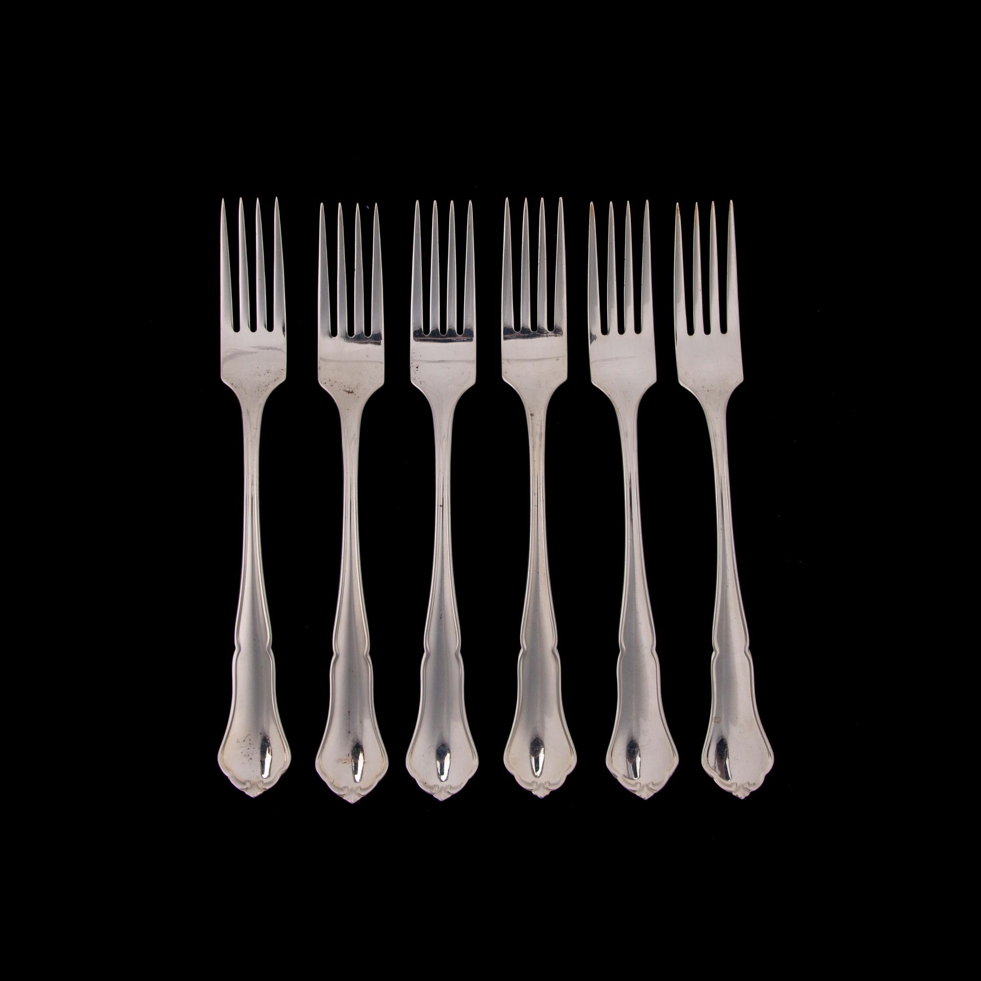 BESTICKUPPSÄTTNING i SCHATULL, 35 delar, silver, "Chippendale". Vikt utan knivar och tårtbestick 710 g.