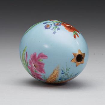 A Russian porcelain egg, 19th Century.