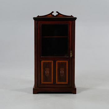 VITRINSKÅP, omkring sekelskiftet 1900.