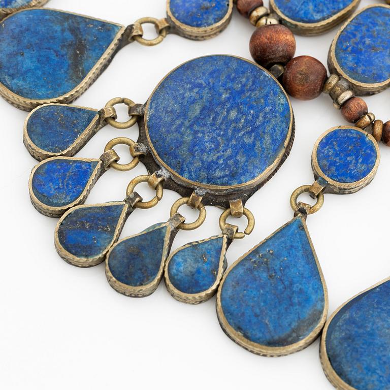 Necklace in white metal with blue and brown stone.