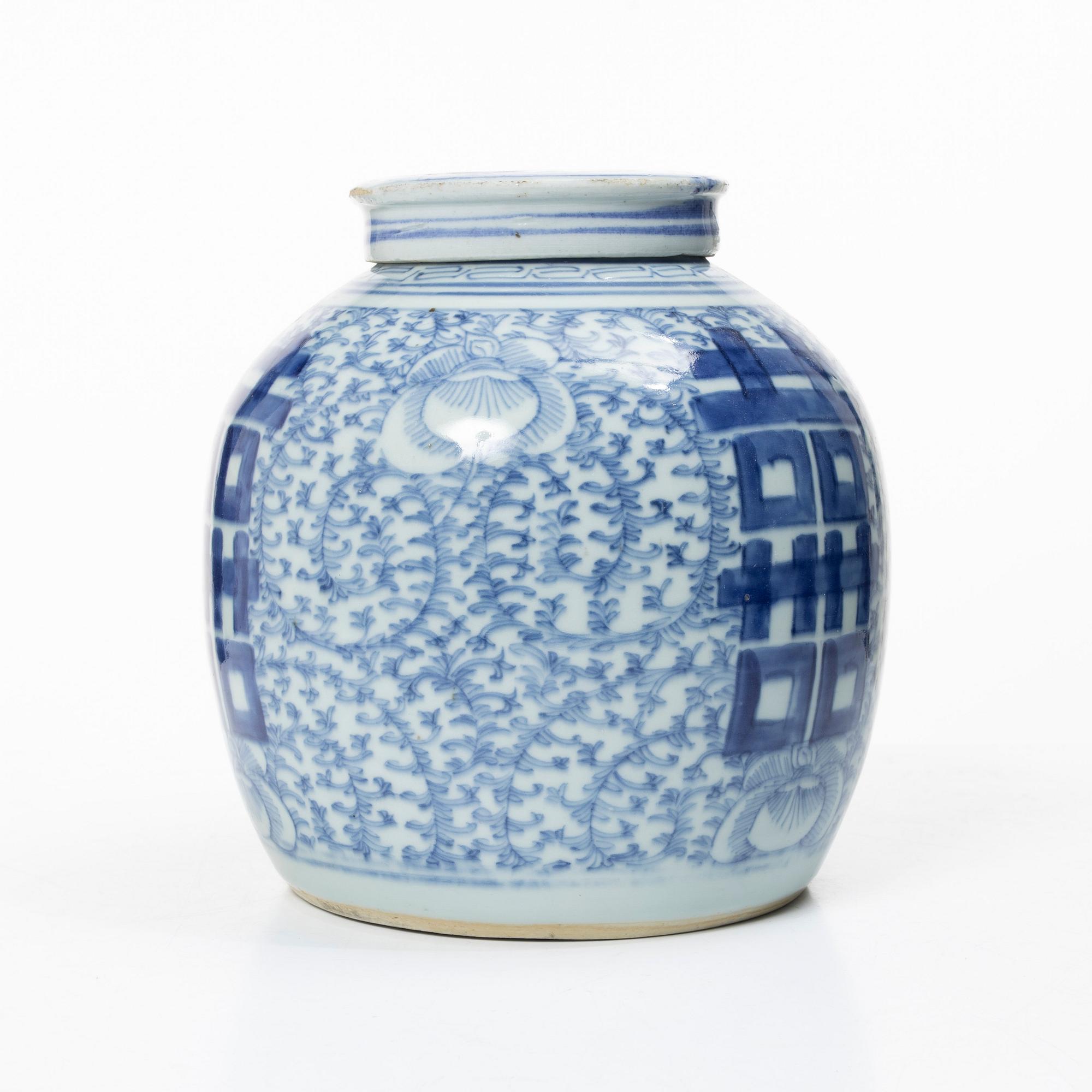 A Chinese blue and white porcelain jar with cover, Qing dynasty, 19th century.