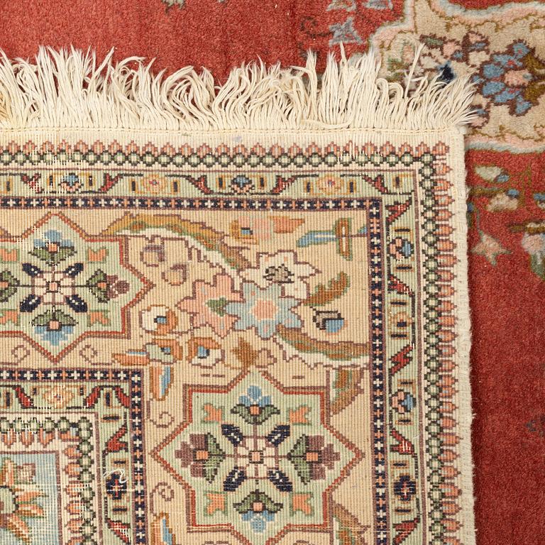 A carpet, Tabriz, ca 300 x 194 cm.