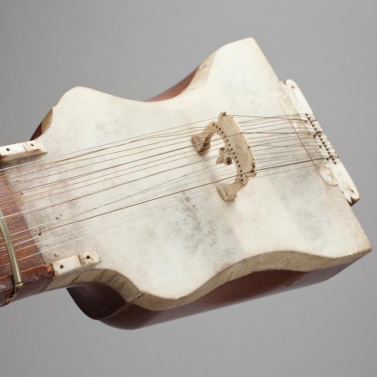 STRÄNGINSTRUMENT, troligen mellanöstern, 1900-talets första hälft.