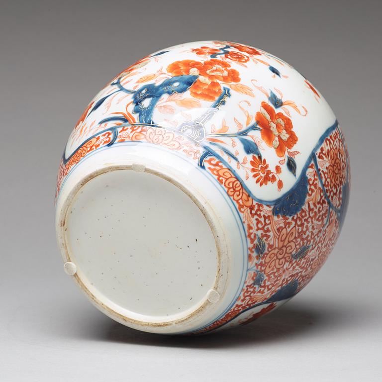 An imari jar, Qing dynasty, 18th Century.