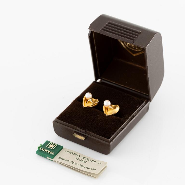 Lapponia, a pair of earrings in 14K gold with cultured pearls "Tundra Flower".