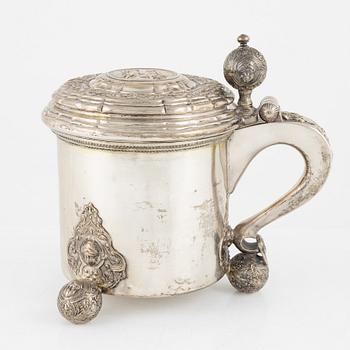 Dryckeskanna, silver, kulfötter. Anders Hafrin, Göteborg 1737.