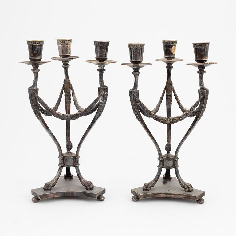 Kandelabrar, ett par, nysilver, sengustaviansk stil, omkring år 1900.