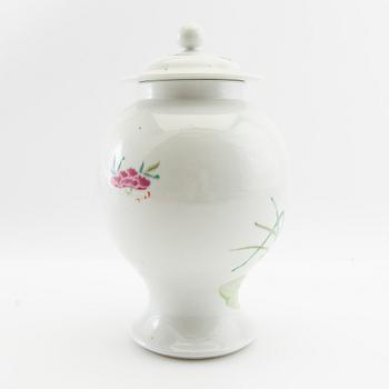 Lock urn China, 19th century porcelain.