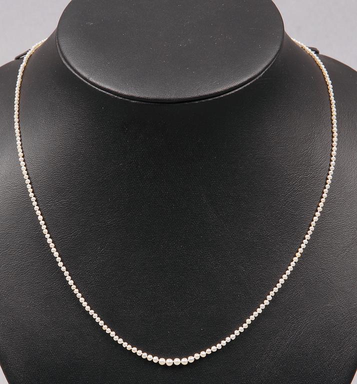 PÄRLCOLLIER, metalllås, 1900-talets första hälft.