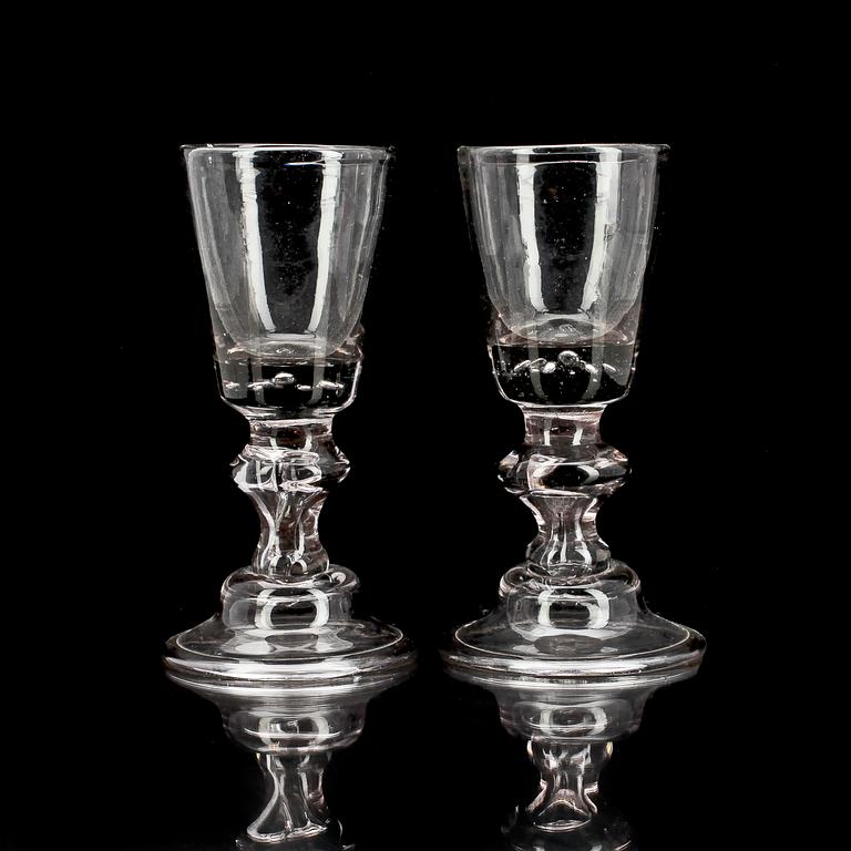 GLAS, ett par, Hessisk typ, 1700-tal.