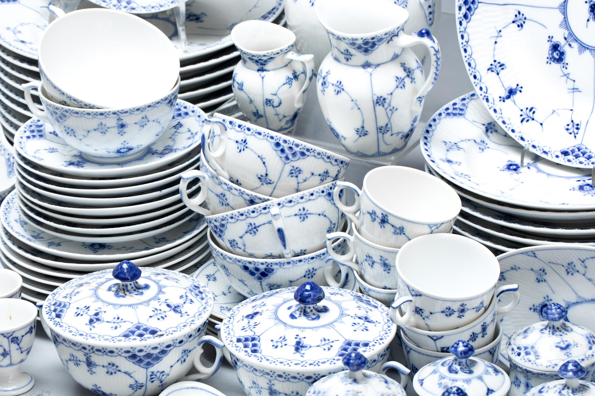 MAT- TE- och KAFFESERVIS, c:a 60 delar, porslin,  "Musselmalet", Royal Copenhagen.