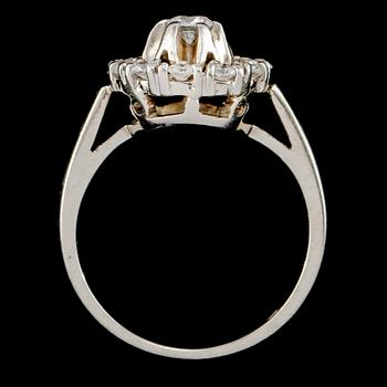 RING, 18k vitguld med 13 briljantslipade diamanter, tot 0.64 ct, importstämplad, 1900-talets tredje kvartal. Vikt 5 g.