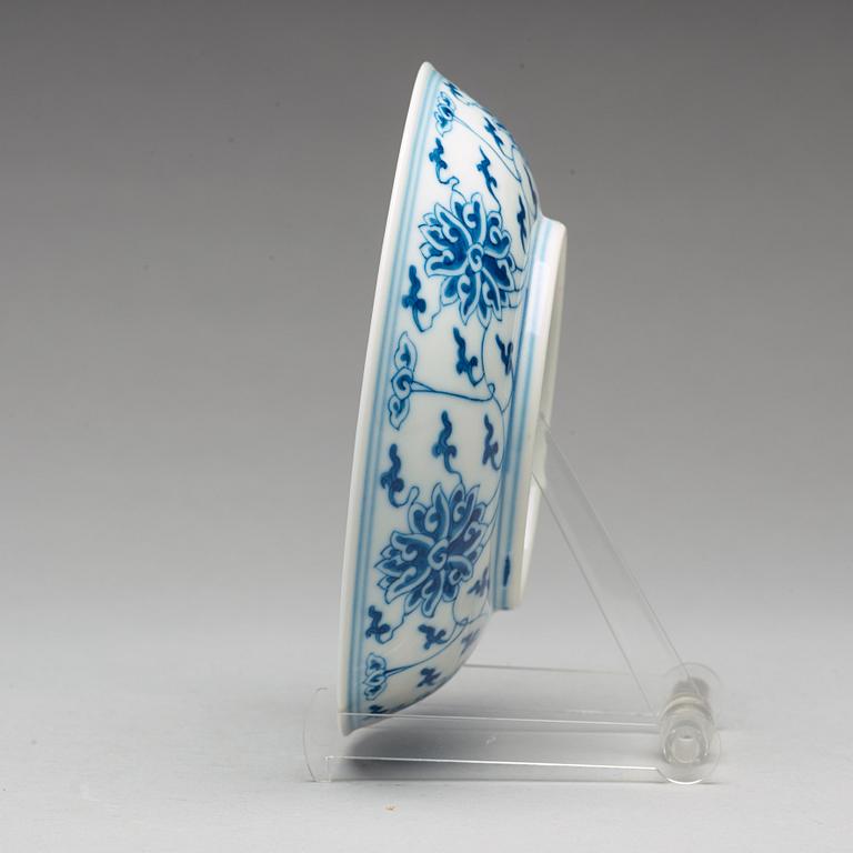 A blue and white lotus dish, Qing dynasty, Guangxu  mark and of the period (1874-1908).