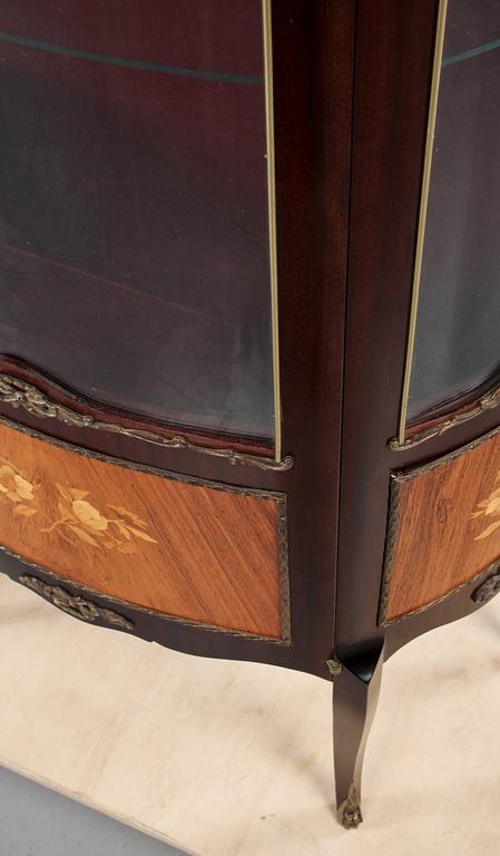 VITRINSKÅP, omkring 1900-talets mitt.