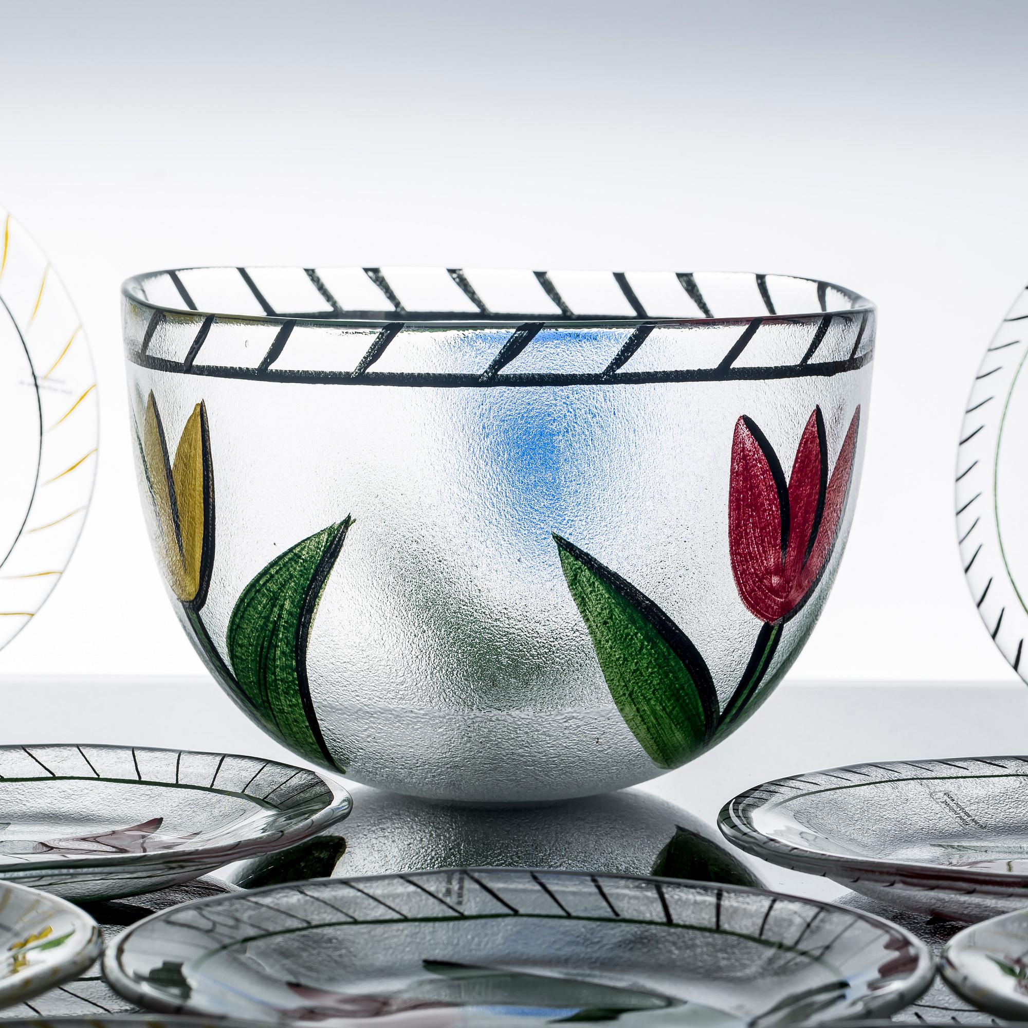ASSIETTER, 11 st, samt SKÅL, "Tulipa", Ulrica Hydman-Vallien, Kosta Boda.