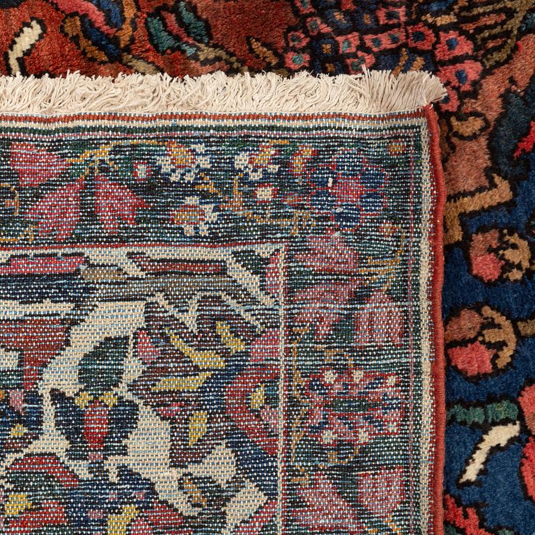 A semi-antique Chahar Mahal/Bakhtiari carpet, ca 397 x 351 cm.