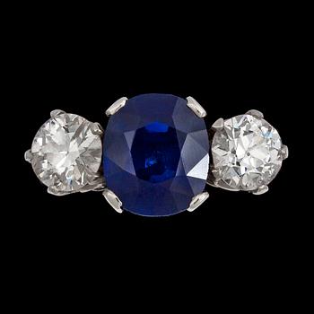 956. RING, fasettslipad blå safir med två briljantslipade diamanter, tot. ca 1 ct.
