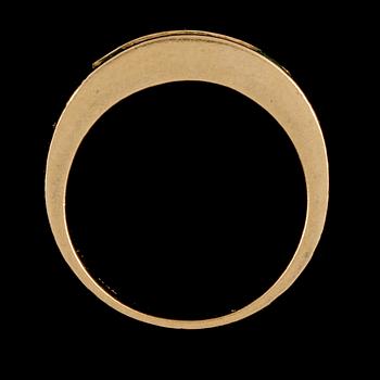 RING, 18K guld med 2 prinsesslipade diamanter och 3 fasettslipade smaragder. Vikt 5,3 g.