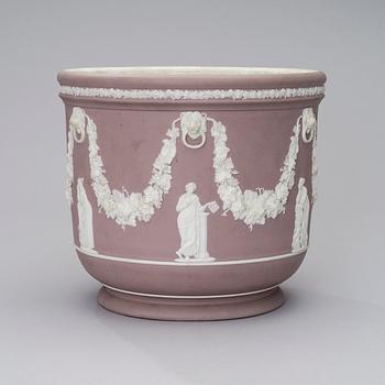 AN EARLY 20TH CENTURY WEDGEWOOD JASPERWARE JARDINIERE POT.