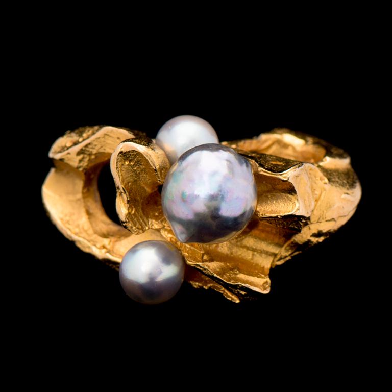 A BJÖRN WECKSTRÖM RING, cultured pearls, 18K gold. Lapponia 1973.