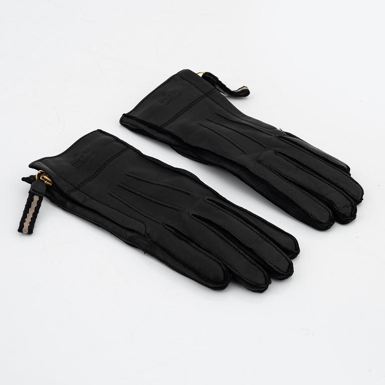 Gucci, a pair of black leather gloves, size 6 1/2.