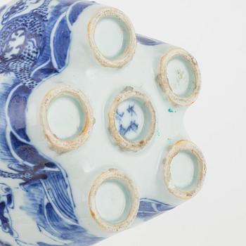 A blue and white tulip vase, China, 19th century.