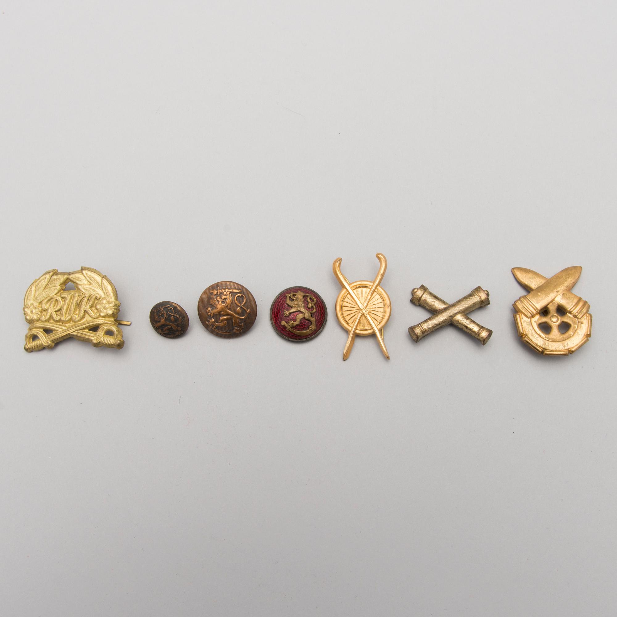PARTI EPÅLETTER, TECKEN OCH KNAPPAR, cirka 65 st, Finland, 1900-talets första hälft/-mitt.