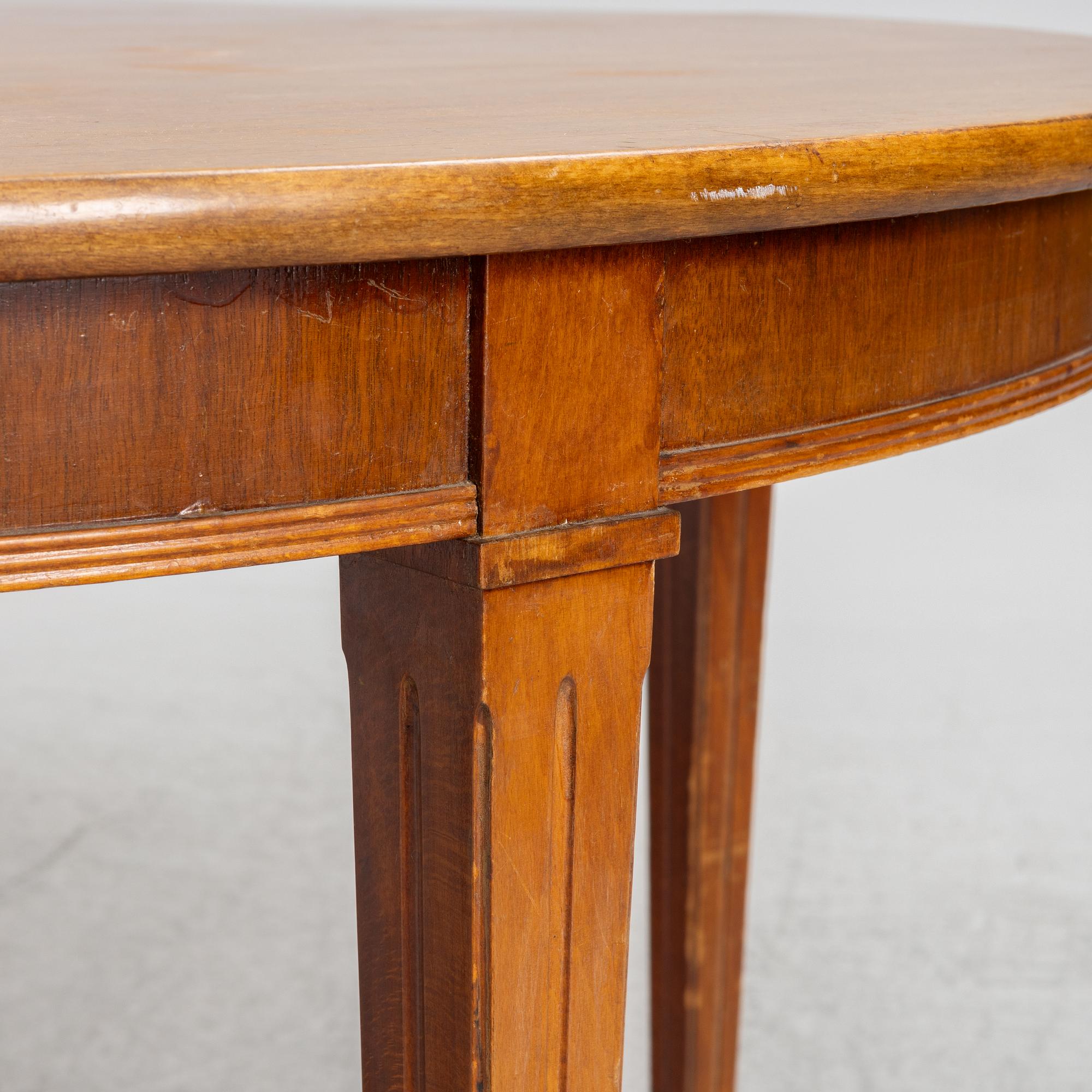 Dining table, Gustavian style, first half of the 20th century.