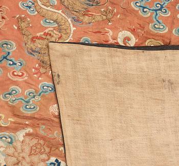 TEXTILIER, fyra stycken, bl.a. siden. Qing dynastin.