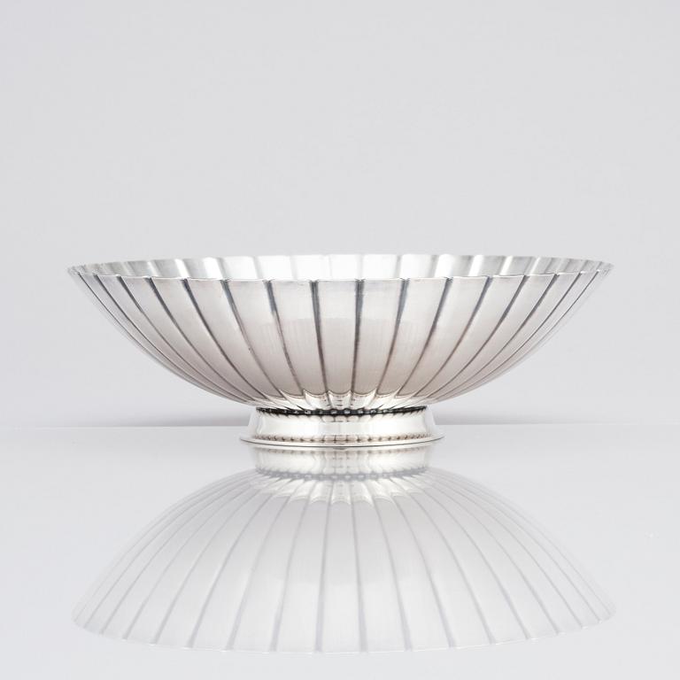 Sigvard Bernadotte, a sterling silver bowl, 'Jorbaerset', Georg Jensen, Copenhagen 1945-77, design nr 856A.