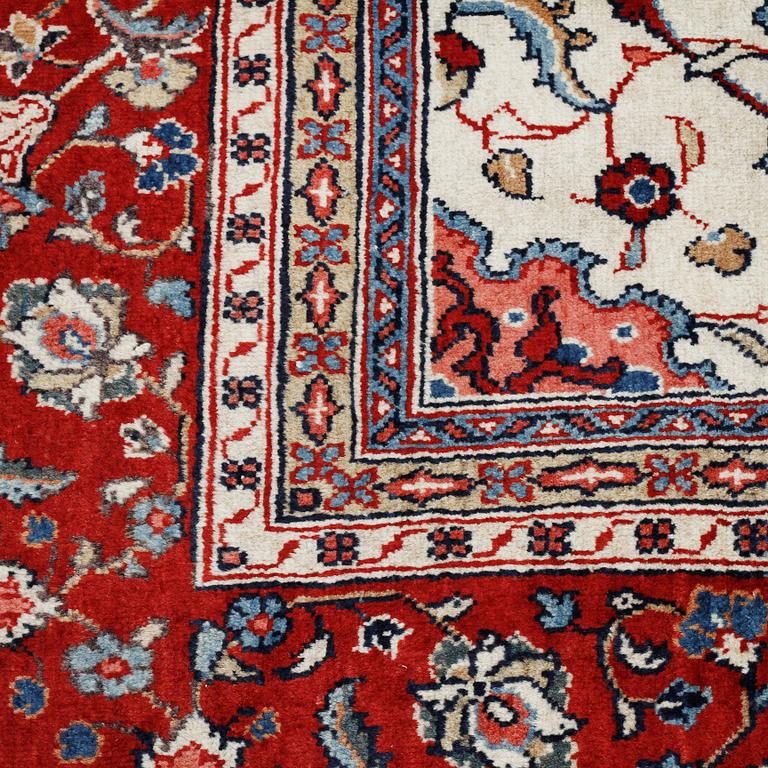 A Sarouk rug, old/semiantik, 425 x 295 cm.