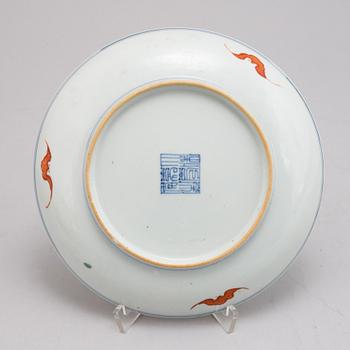 A set of five Chinese porcelain plates, 20th century.