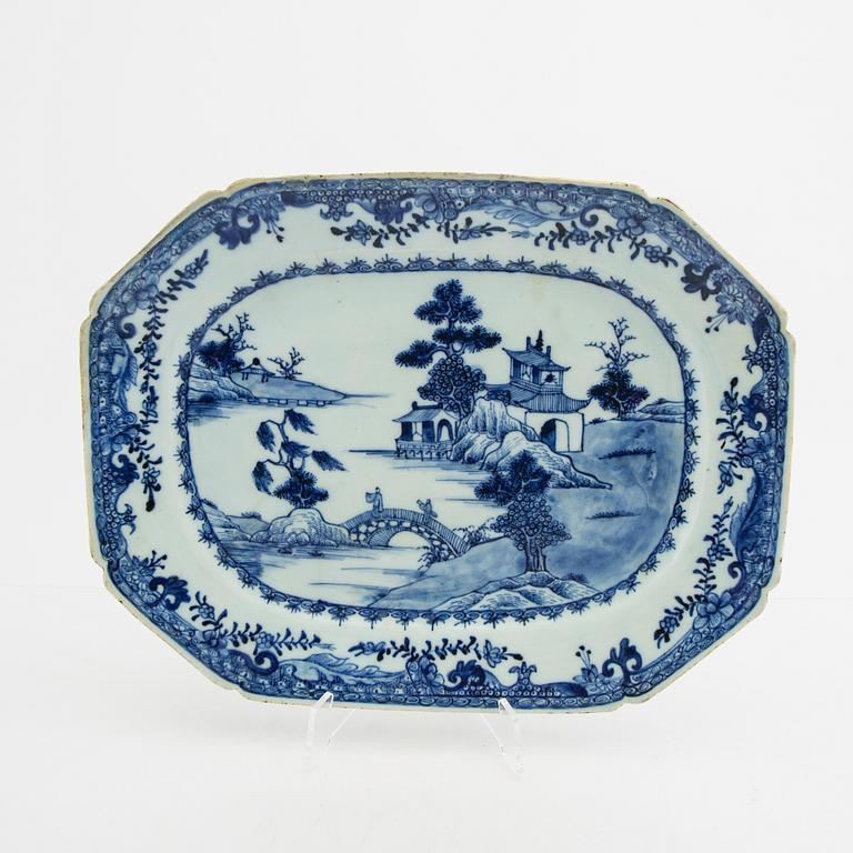 Uppläggningsfat 2 st Kina Qianlong (1736-95) porslin.