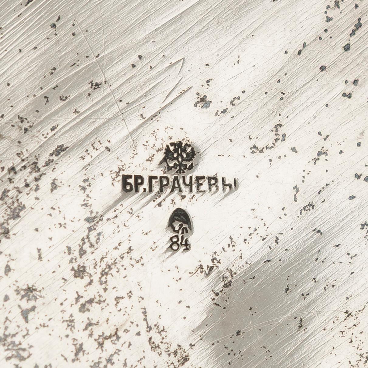 Tarjoilumalja, hopea, lasisisus, tuontileima 1899-1907, Br. Grachevin leima hovihankkijan merkillä.