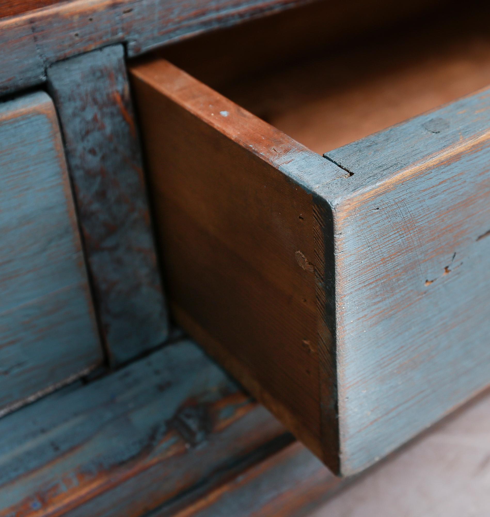 HÄNGSKÅP, 1800-talets första hälft.