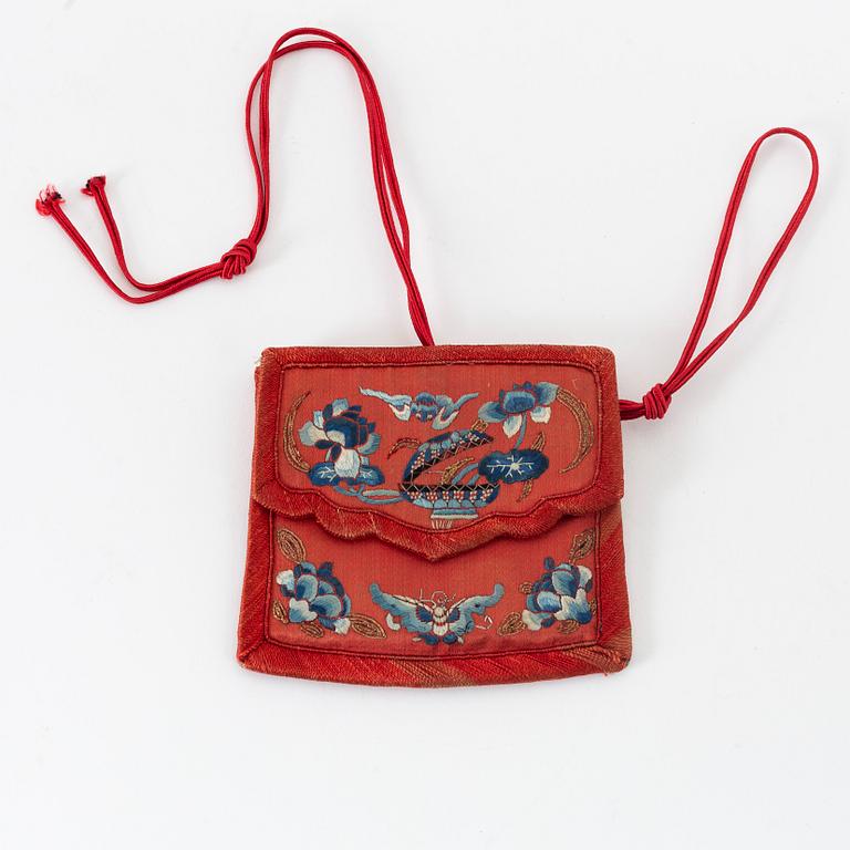 Skor, liten väska, broderade band samt kudde, broderat siden. Kina, sen Qingdynasti samt 1900-tal.