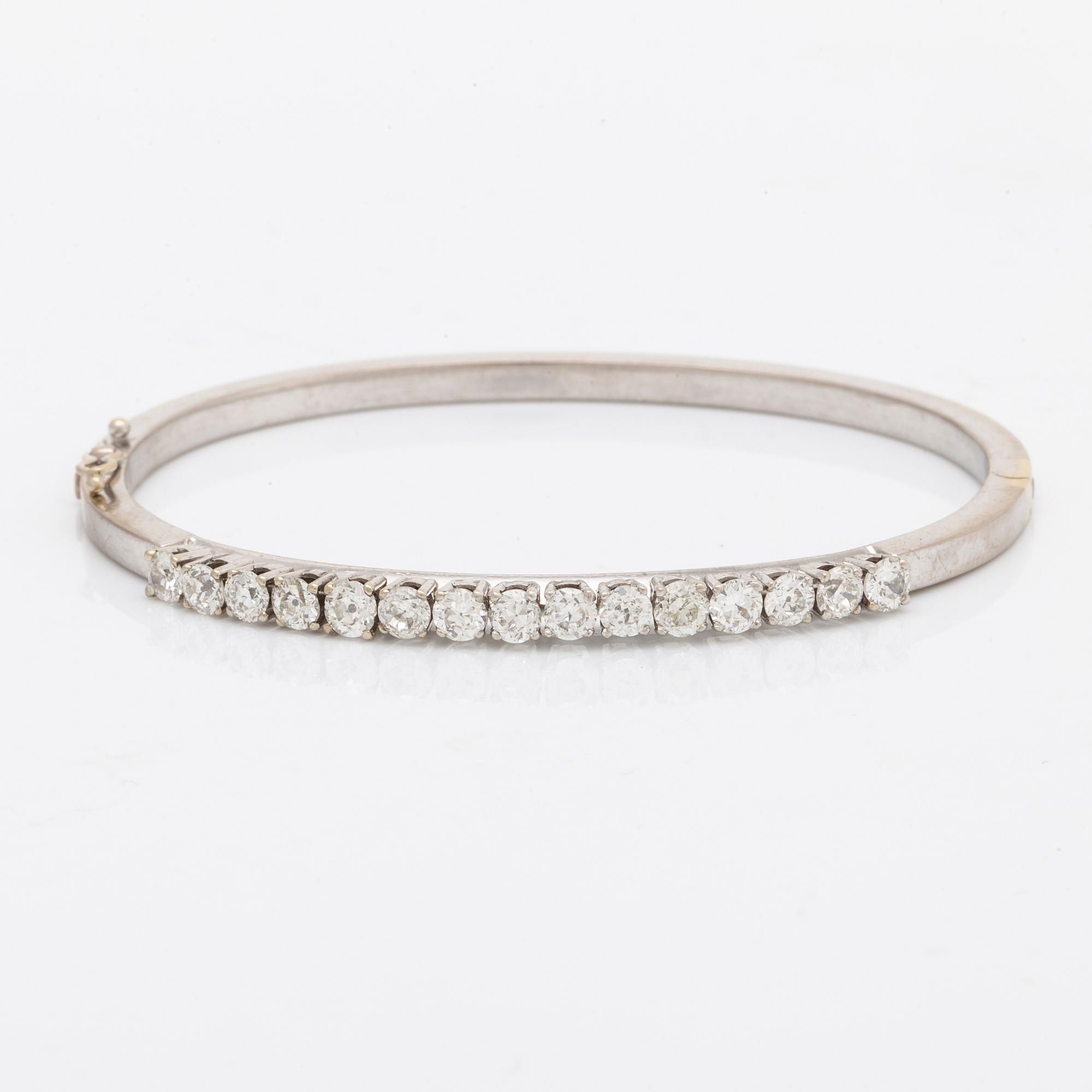 Bangle 18k whitegold old-cut diamonds approx 2,5 ct in total, inner diameter approx 17 cm, hinge mechanism.